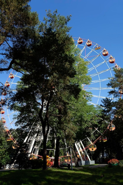 Foto alta ruota panoramica nel concetto di vacanza in famiglia del parco