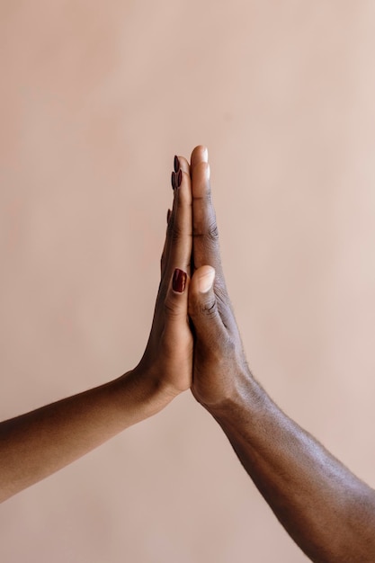 Photo high five gesture on beige background