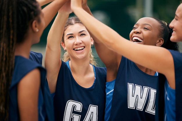 Foto high five sport- en teamwerkvrouwengroep viert spelprestatie doeldoel of competitiesucces samen netbal tienervrienden met feestbord voor motivatie en ondersteuningstraining