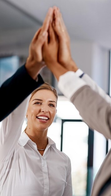 Foto high five lavoro di squadra o mani di uomini d'affari felici in celebrazione di obiettivi missione o successo sorriso di partnership o lavoratori entusiasti in ufficio per la motivazione solidarietà di gruppo o vincere un affare