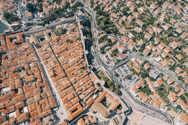 Foto l'alto muro della fortezza che separa le parti vecchie e nuove di dubrovnik