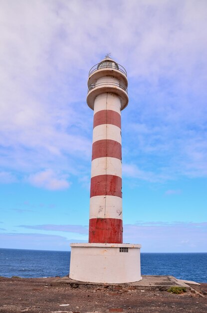 Photo high lighthouse near the coast in the canary islands