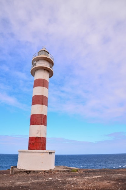 Высокий маяк у побережья на Канарских островах
