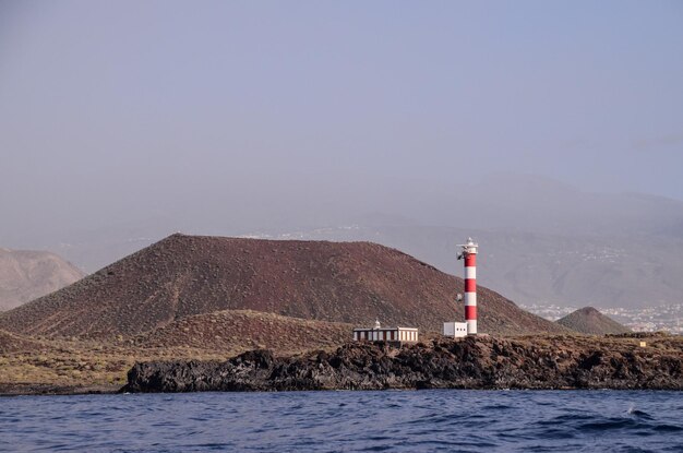 Photo high lighthouse near the coast in the canary islands