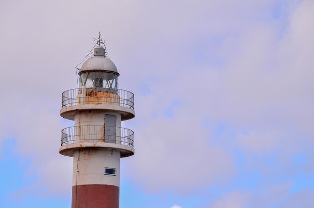 Photo high lighthouse near the coast