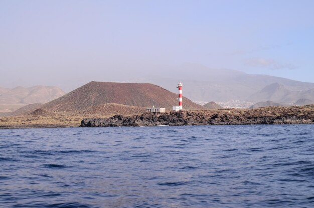 海岸近くの高灯台