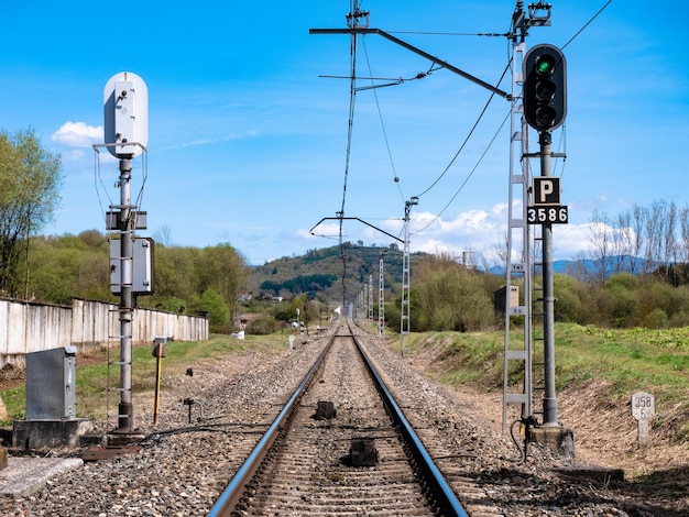 線路の中央にある高輝度の鉄道信号とそれに対応するASFAビーコン