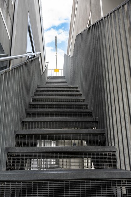 Высокая металлическая лестница, которая служит пожарной лестницей Аварийный выход