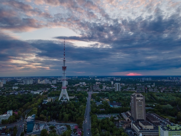 Высокая металлическая телебашня в городе