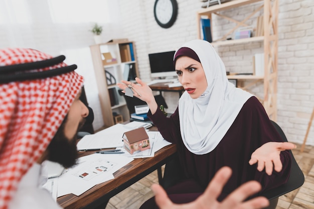 Foto famiglia araba di alto mutuo che litiga in ufficio