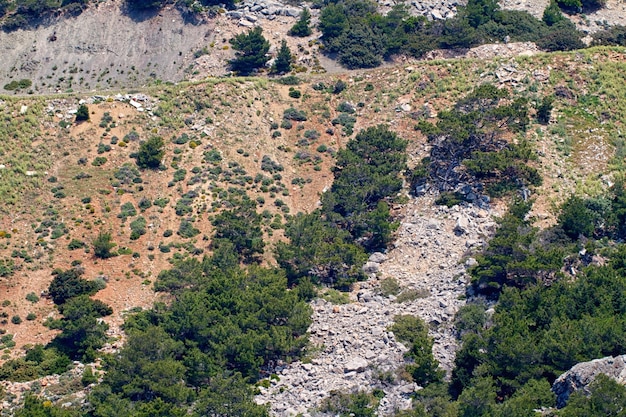 Высокая гора и скалы в Греции Родос