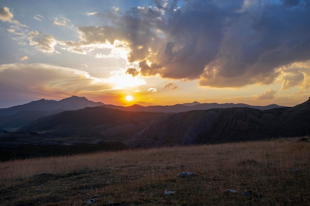 Foto carta da parati al tramonto in alta montagna con nuvole