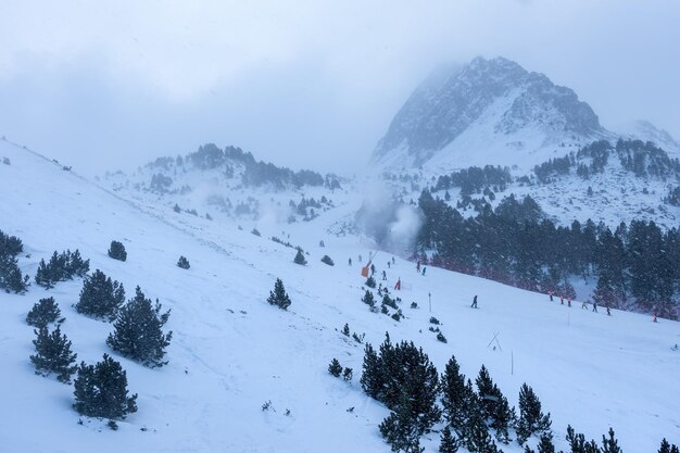 Andorra Grandvalira의 피레네 산맥에서 구름과 안개로 완전히 눈이 내리는 높은 산