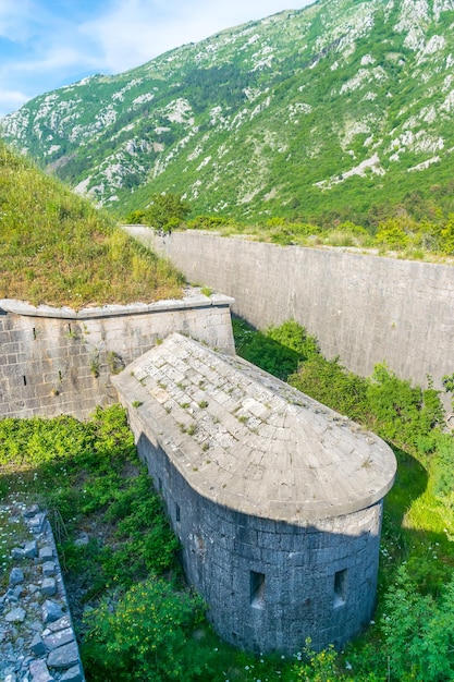 山の高いところに、昔は街を守っていた古代の要塞があります