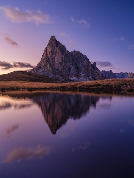 높은 산과 호수 표면에 반사된 Giau Pass Dolomite Alps Italy 풍경은 고해상도의 일몰 사진 동안 고지대의 풍경입니다.