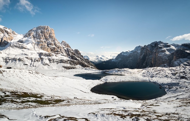 Высокие горы в Альпах Красивый природный ландшафт в зимнее время
