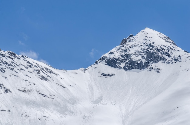 雪崩のある高山