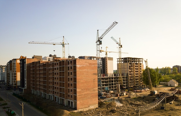 Alti edifici residenziali multipiano in costruzione.