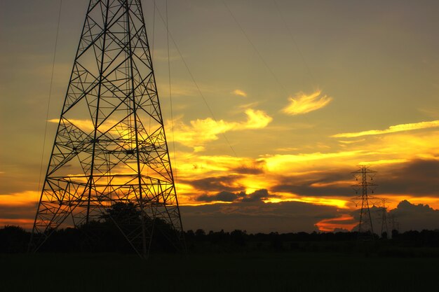 Pilone ad alta potenza con tramonto