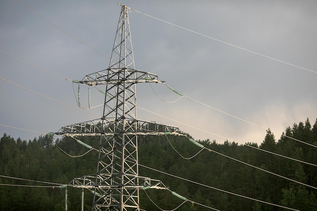 ハイパワータワー送電システム。高圧送電線。高圧ポール送電システム空の背景画像付き。青空の背景に高電圧タワー。