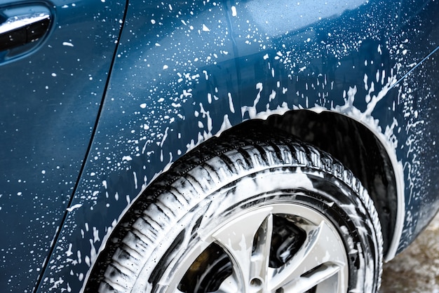 洗車機の泡による高圧自動車洗浄。