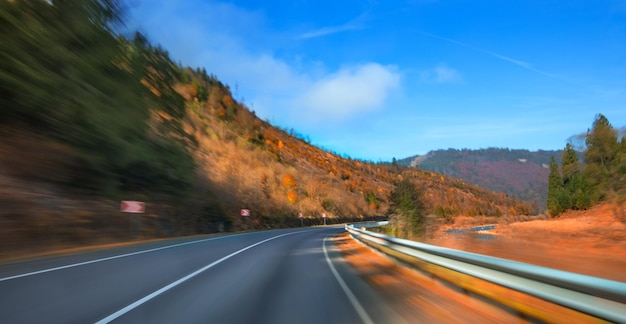 高品質の舗装道路。秋の明るい夕日の風景。