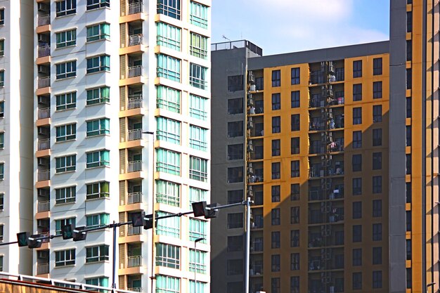 Foto edificio alto in cemento armato nella zona commerciale