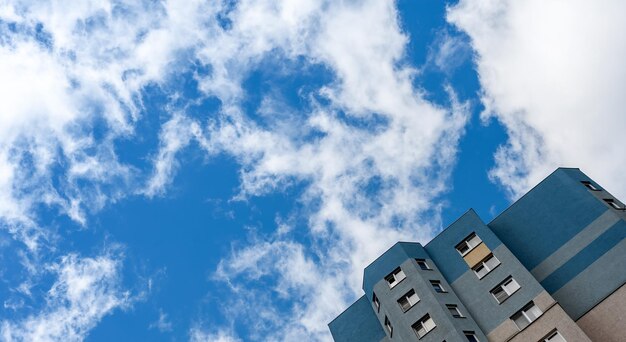 푸른 하늘을 배경으로 한 높은 주거용 건물