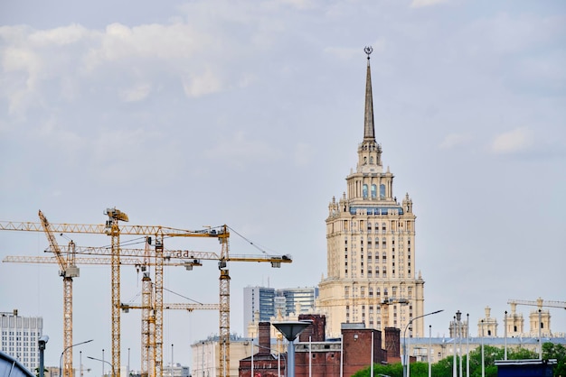 Photo high rise construction cranes background stalin high rise in moscow