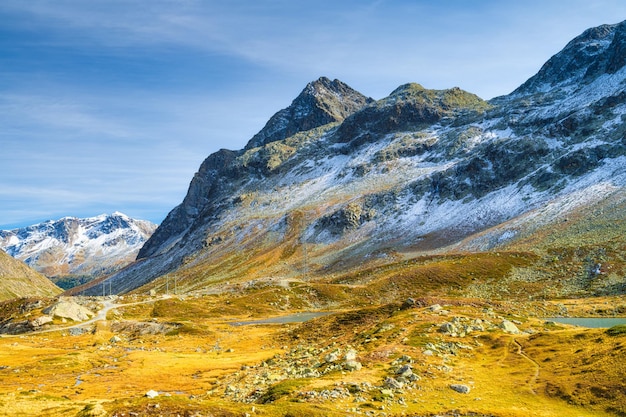 일몰 동안 높은 바위 Dolomite Alps Italy 산과 흐린 하늘 산과 절벽의 전망 여행을 위한 배경으로 자연 산 풍경 사진