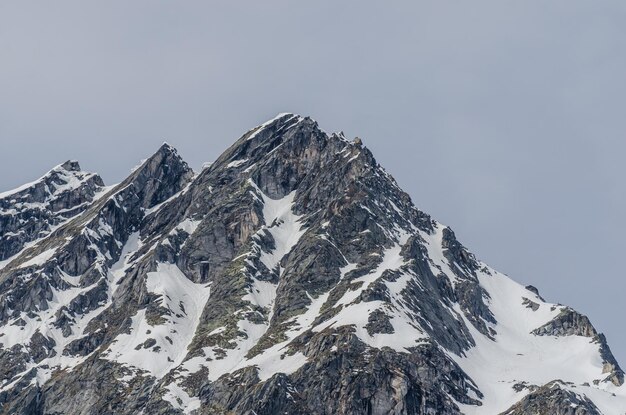 Alta montagna rocciosa con neve