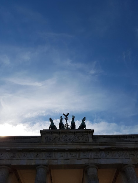 Foto sezione alta dell'edificio contro il cielo