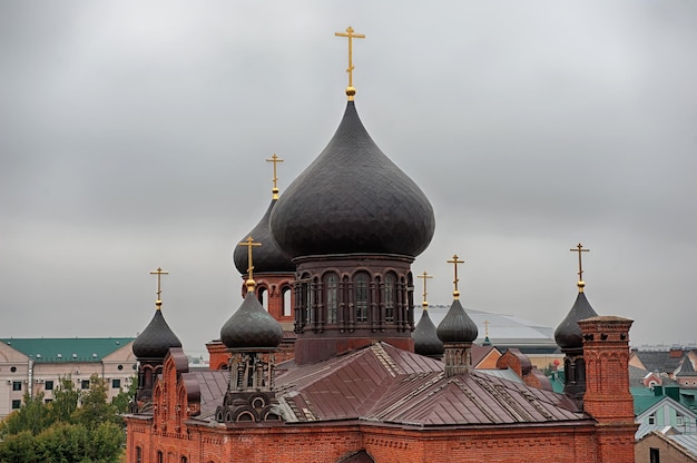 Высокая часть собора на фоне облачного неба