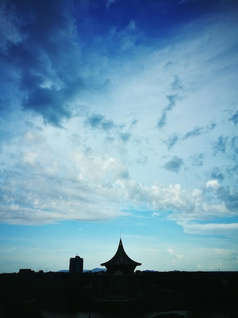 Photo high section of church against cloudy sky