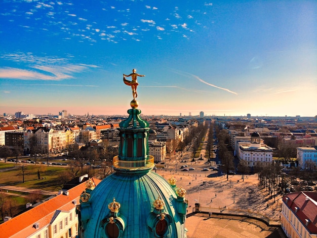 Foto sezione alta della cupola della chiesa dagli edifici della città