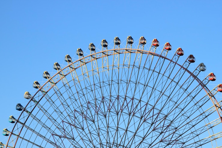 Photo high section of cropped ferris wheel against clear blue sky