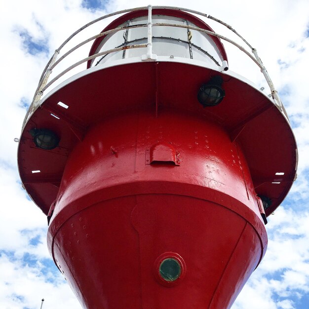 Photo high section of light tower against clouds