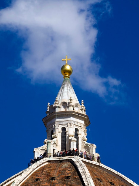 Фото Высокая часть церкви напротив неба