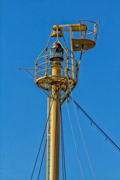 Фото Высокий участок электрического столба на фоне ясного голубого неба