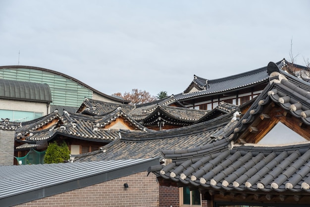 写真 空に照らされた高層の家や建物