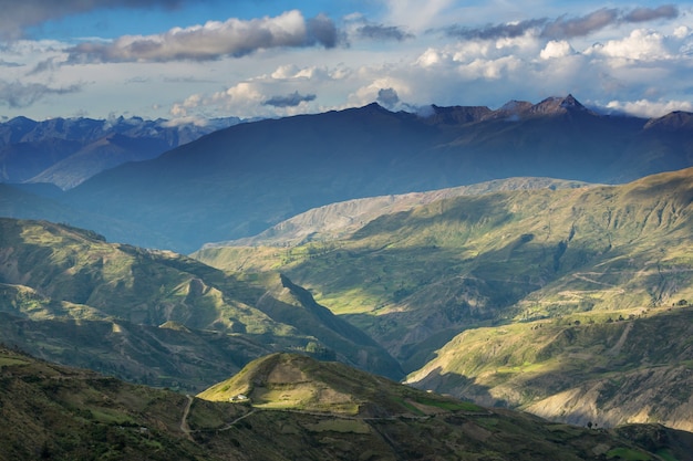 Высокие заснеженные горы в Боливии
