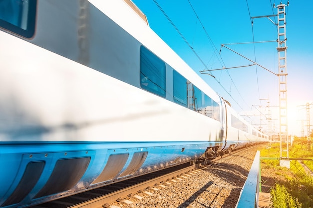 市内の駅で高速電車のワゴンが乗車します。