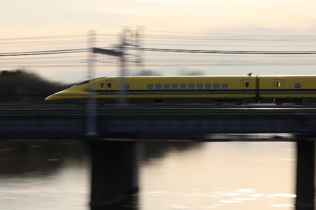 Foto treno ad alta velocità sul ponte contro il cielo