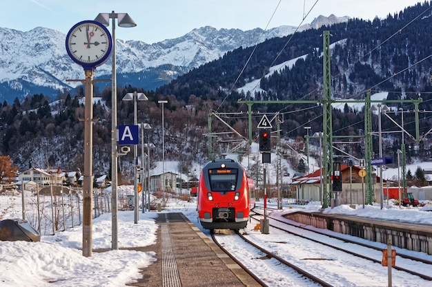 ドイツ、ガルミッシュ・パルテンキルヒェンの鉄道駅での高速列車。