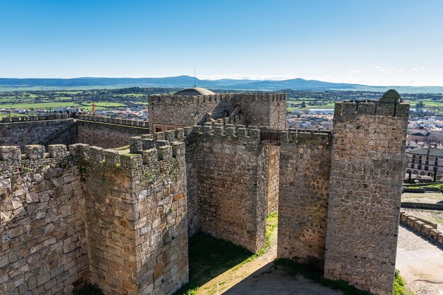 スペインのトゥルヒロの歴史的な町にある中世の城の高い石の壁