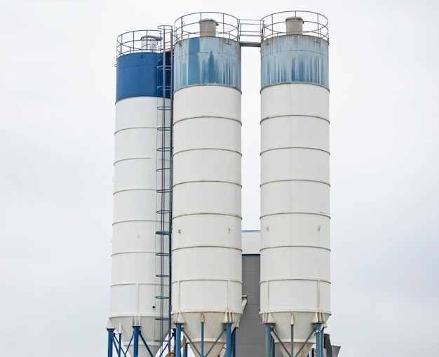 Foto cisterne verticali alte per la produzione di cemento e conglomerato bituminoso