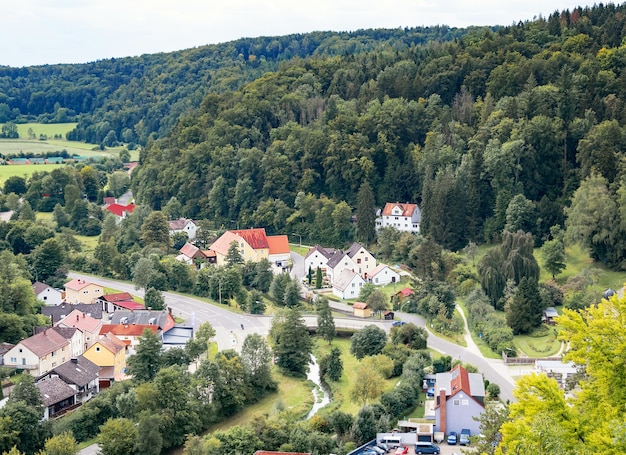 Alta vista della città di kipfenberg in baviera