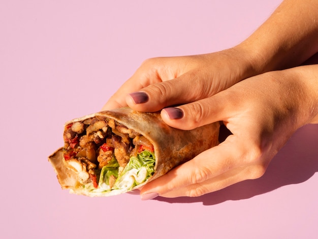 Photo high view delicious mexican taco held in hands