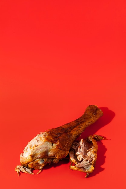 Photo high view leftover chicken leg