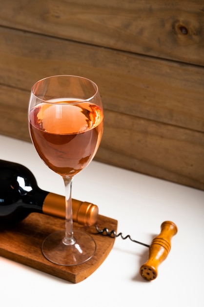 Photo high view rose wine in a glass